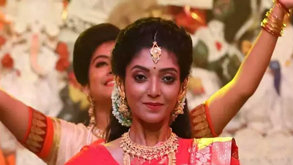 বিয়ের পরে এ বার প্রথম পুজো দেবলীনা কুমারের। স্বাভাবিক ভাবেই সিঁদুরে রাঙা হবেন তিনিও। উত্তমকুমারের নাত-বৌমাকে সিঁদুরে বরণ করে নিলেন তাঁর বাড়ির সবাই। বৌয়ের সঙ্গে সিঁদুর খেললেন গৌরব চট্টোপাধ্যায়ও।