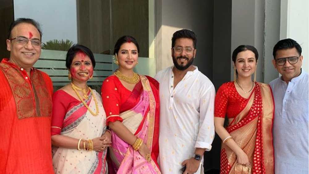 এই নিয়ে তিন বছর শুভশ্রী গঙ্গোপাধ্যায়ের সিঁদুর খেলার ঠিকানা বাইপাসের এক বহুতল আবাসন। স্বামী রাজ চক্রবর্তীকে নিয়েই হইহই করে খেলায় মাতেন। এ বারও চওড়া লাল পাড় শাড়ি, গয়নার চিরন্তন সাজে বরণশেষে সিঁদুররাঙা শুভশ্রী। রাজের কপালেও সিঁদুরের চওড়া তিলক। ‘রাজশ্রী’র সঙ্গে সস্ত্রীক ছিলেন পরিচালক অরিন্দম শীলও।