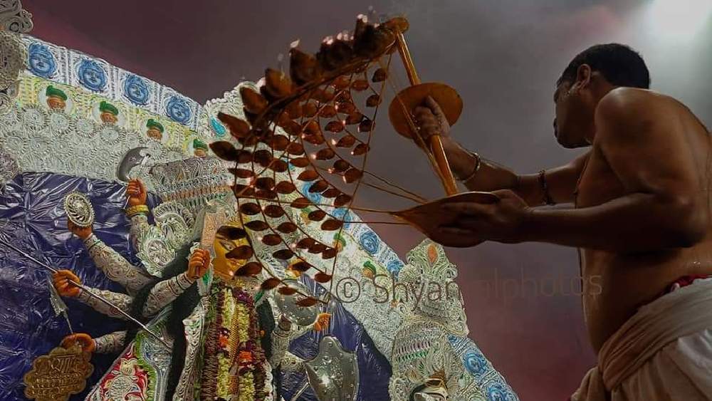 মহাপূজা সমিতির আরতি। ছবি: অতনু সাউ, উর্বীশ মুখোপাধ্যায়