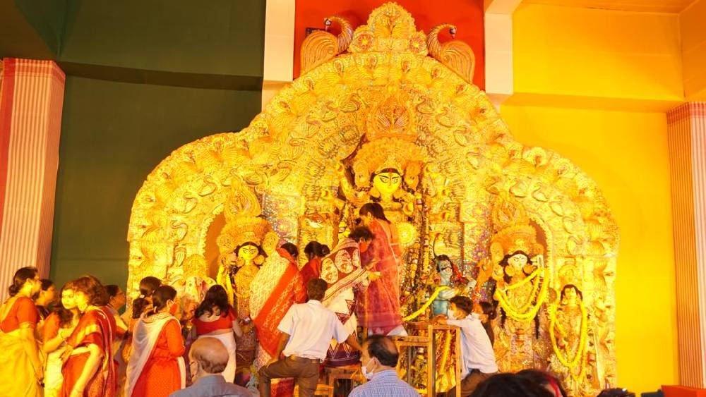 মায়ের বিদায়-লগ্নে প্রতিমাকে সিঁদুর ও মিষ্টি দিয়ে বরণ করে নিলেন ‘আর্বানা’ আবাসনের আবাসিকরা।