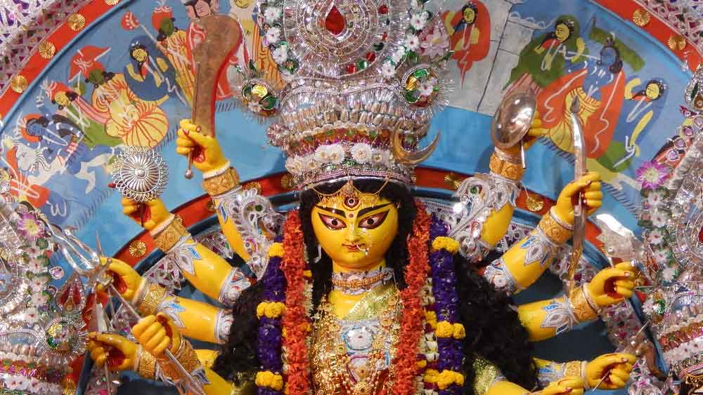 মিষ্টিমুখ, কোলাকুলি, প্রণাম। চোখে জল, মুখে হাসি নিয়ে দুর্গার বরণ। ঘরের মেয়েকে বিদায় দিয়ে বলা ‘আবার এসো মা’। মায়ের কাছে সকলের মঙ্গল, সুখ-সমৃদ্ধি কামনা। বিজয়া দশমীতে চিরাচরিত রেওয়াজে সামিল আপামর বাঙালি। নেটমাধ্যমে শুভেচ্ছা জানালেন এক ঝাঁক তারকাও।