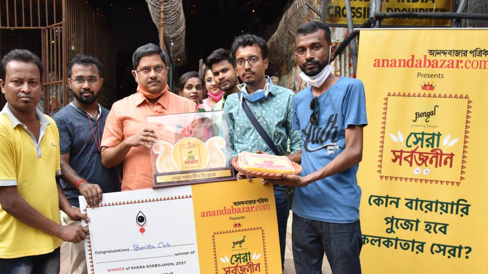 ‘সেরা সর্বজনীন’-এর লড়াইয়ে প্রথম বড়িশা ক্লাব। আনন্দে মাতোয়ারা ক্লাব সদস্যেরা।