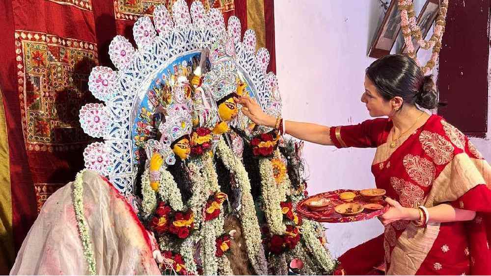 “বিদায় দেবার আগে মা তোর গাল দু'খানি ছুঁই, আসছে বছর এই শরতে আবার আসিস তুই ….” বাড়ির দেবী প্রতিমার বরণ সেরে এ কথাই কি মনে মনে বললেন কোয়েল মল্লিক?