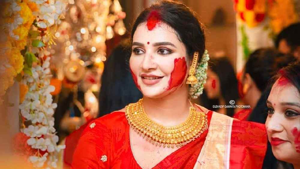 সিঁদুরের লালচে আভা সারা মুখে-চোখে। দেবী প্রতিমা বরণ সেরে খুশিতে ঝলমলে 'রাজ-রানি' শুভশ্রী!