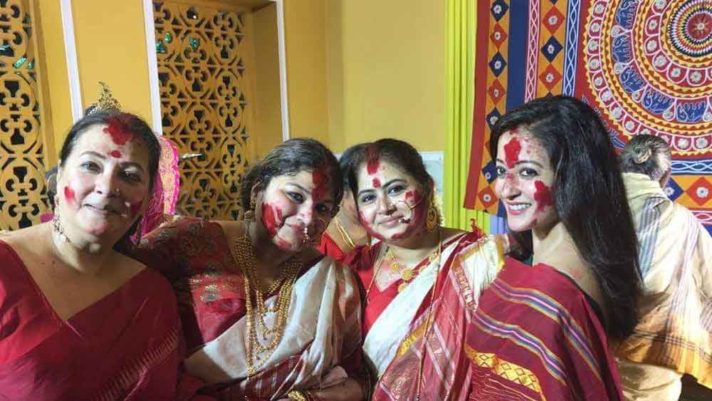 সিঁদুরখেলা থেকে দূরে নেই রাইমা সেনও। সুচিত্রা সেনের বড় নাতনির গালে, কপালে সিঁদুর হাল্কা আভা। লাল পাড় সাদা শাড়ি, মানানসই গয়নায় আরও রূপসী সেনসুন্দরী