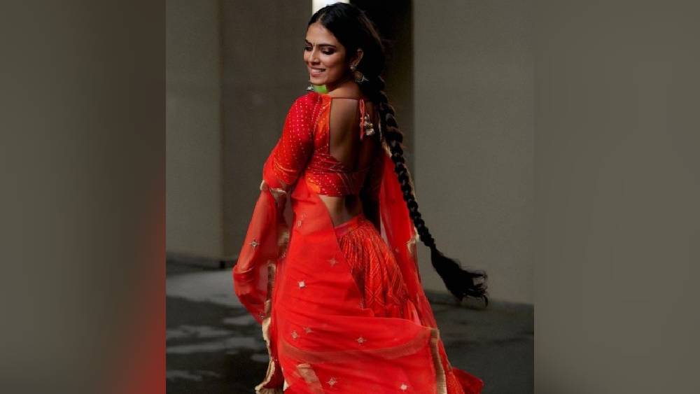 নবরাত্রির দিনে খাঁটি রাজস্থানি কায়দায় সেজে উঠেছেন অভিনেত্রী মালবিকা মোহনন। বাঁধনি প্রিন্টের লাল লেহঙ্গা-চোলি। সঙ্গে রুপোর গয়না। সাজে আলাদা মাত্রা এনেছে হরেক রকম উল্কি।