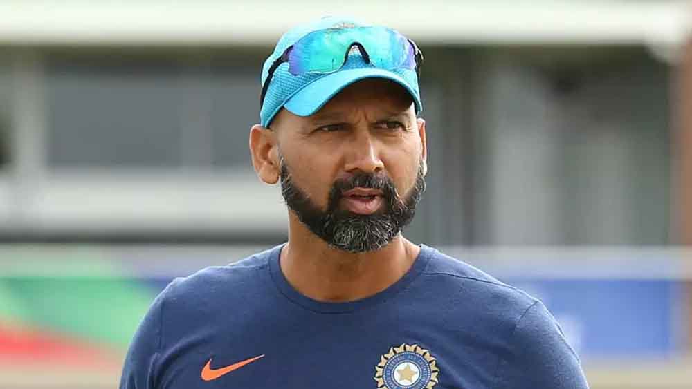 বোলিং কোচের দায়িত্ব পাচ্ছেন পরেশ মামব্রে।