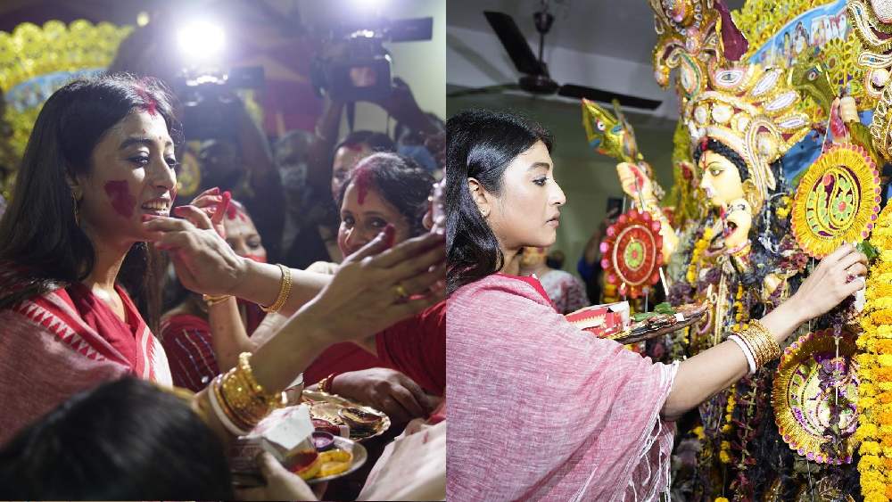 সিঁদুরে-মিষ্টিতে উমা বরণ। তার পরে নিজেও চুটিয়ে সিঁদুর খেললেন পাওলি দাম।