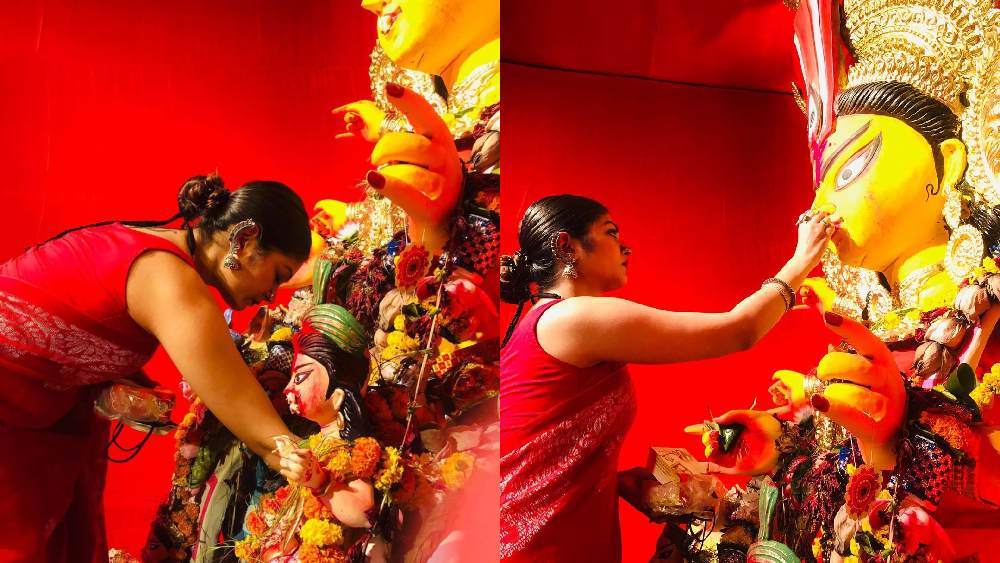 ‘দেশের মাটি’-র রুকমা রায়কেও দেখা গেল দশমীর সাজে। টুকটুকে লাল শাড়িতে মার মুখে মিষ্টি তুলে দিয়ে বিদায় জানালেন তিনি।