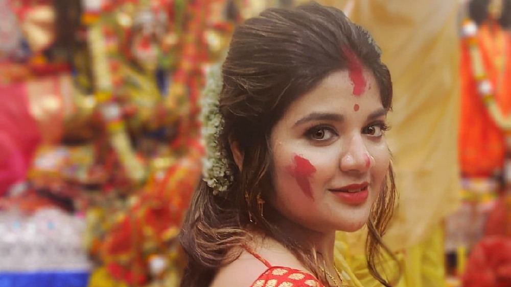 খোঁপায় জুঁইয়ের মালা। হলুদ শাড়ি-লাল ব্লাউজ। এই সাজেই সিঁদুর খেলায় মাতলেন ‘ইষ্টি কুটুম’-এর অভিনেত্রী রনিতা দাস।