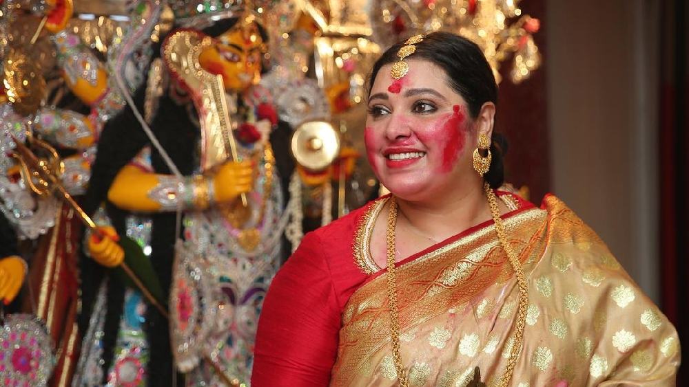 অভিনেত্রী শুভশ্রী গঙ্গোপাধ্যায়ের মতোই সিঁদুর-লালে রাঙা হলেন তাঁর দিদি দেবশ্রী গঙ্গোপাধ্যায়।