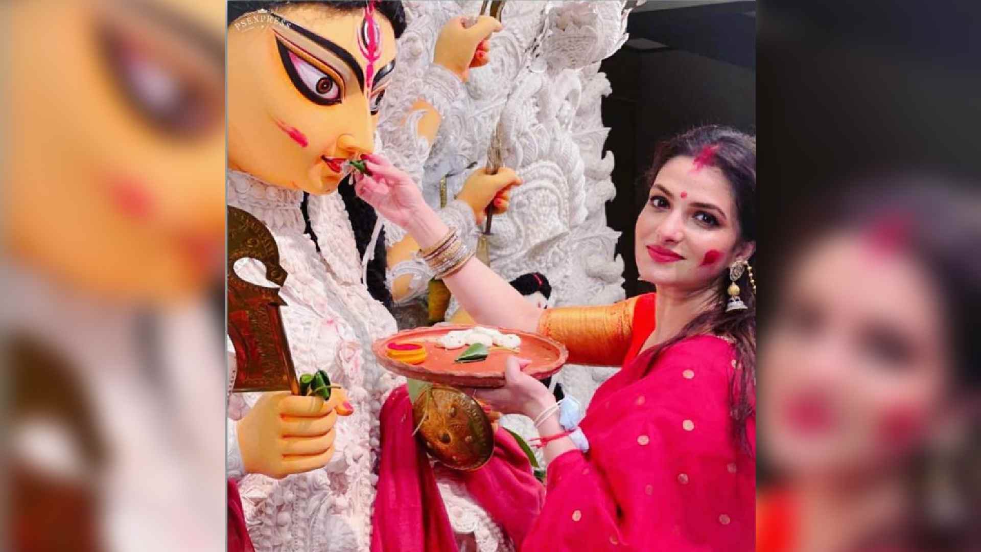 উজ্জ্বল লাল শাড়িতে মা দুর্গাকে বরণ করে নিলেন তনুশ্রী চক্রবর্তী। ইনস্টাগ্রামের পাতায় সেই ছবি দিয়েছেন নায়িকা। সঙ্গে সকলের জন্য মঙ্গলকামনার বার্তা।
