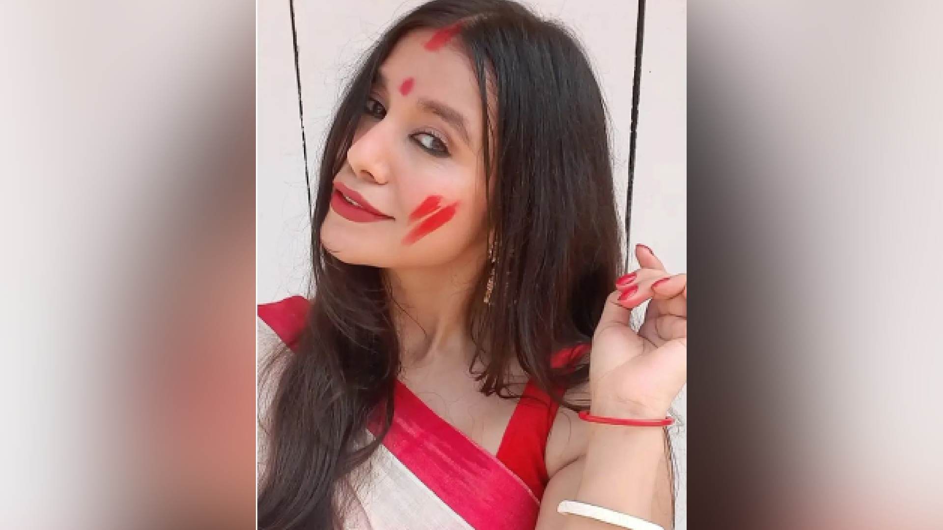 লাল-সাদা শাড়িতে নিখাদ বঙ্গকন্যে। সিঁদুর খেললেন অভিনেত্রী-মডেল শ্রাবন্তী বন্দ্যোপাধ্যায়।