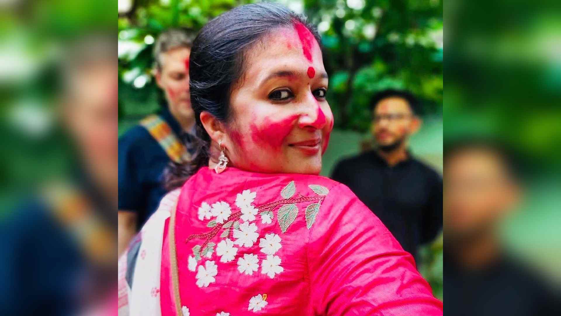 কপালে, গালে সিঁদুরে মাখামাখি। উমা-বিদায়ে এ ভাবেই সামিল সঙ্গীতশিল্পী সাহানা বাজপেয়ী।