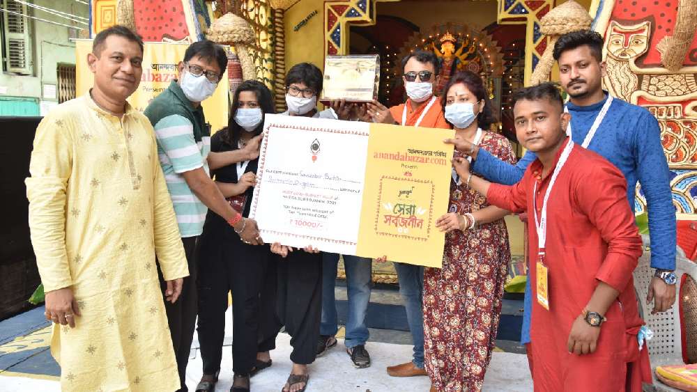 ‘কম বাজেটে নজরকাড়া’ পুজোর পুরস্কার শোভাবাজার বড়তলা সর্বজনীনকে।