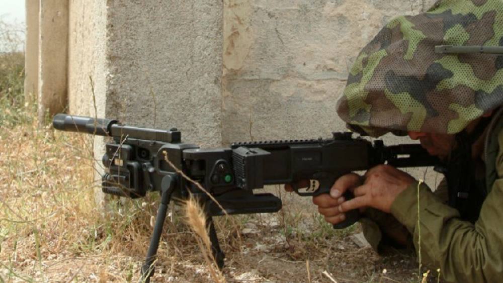 সোজা কথায় শত্রুকে কিস্তিমাত দিতে শুধু অস্ত্র নয়, আড়াল প্রয়োজন। যাতে সাপ মরবে আবার লাঠিও ভাঙবে না। তবে এ সব তো গল্প-সিনেমা-মহাকাব্যে হয়। বাস্তবে কি এমন আড়াল-অস্ত্র পাওয়া সম্ভব?