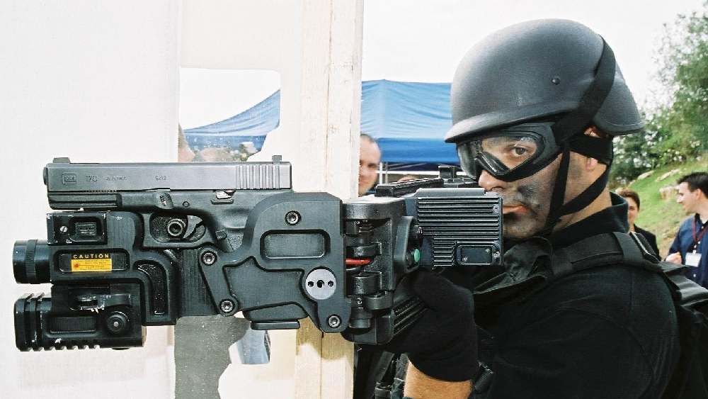 সম্ভব। শুধু তা-ই নয়, এই ‘অস্ত্র’ বিভিন্ন দেশের সেনাবাহিনীর কাছে আছেও। গত সাত বছর ধরে ভারতেও ব্যবহার করা হচ্ছে এই ‘অস্ত্র’। দিল্লি পুলিশের সোয়াট টিম চাইলে সেই আড়াল-অস্ত্রের ব্যবহার করে মুহূর্তে হয়ে উঠতে পারে ‘মেঘনাদ’।