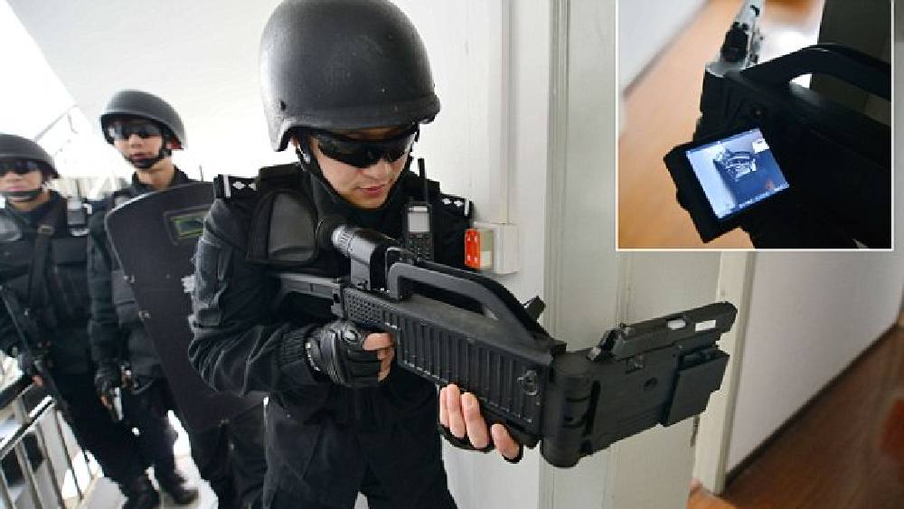 কর্নারশটে লাইভ ক্যামেরা আছে। আছে ফ্ল্যাশ বাল্‌ব্। দিনের আলো হোক বা অন্ধকার— শত্রুর গতিবিধি নজর রাখতে কর্নারশটের বিকল্প নেই। সামান্যতম ন়ড়াচড়া আড়াই ইঞ্চি দৈর্ঘ্যের রঙিন এলসিডি মনিটরে মুহূর্তে ধরা পড়বে।