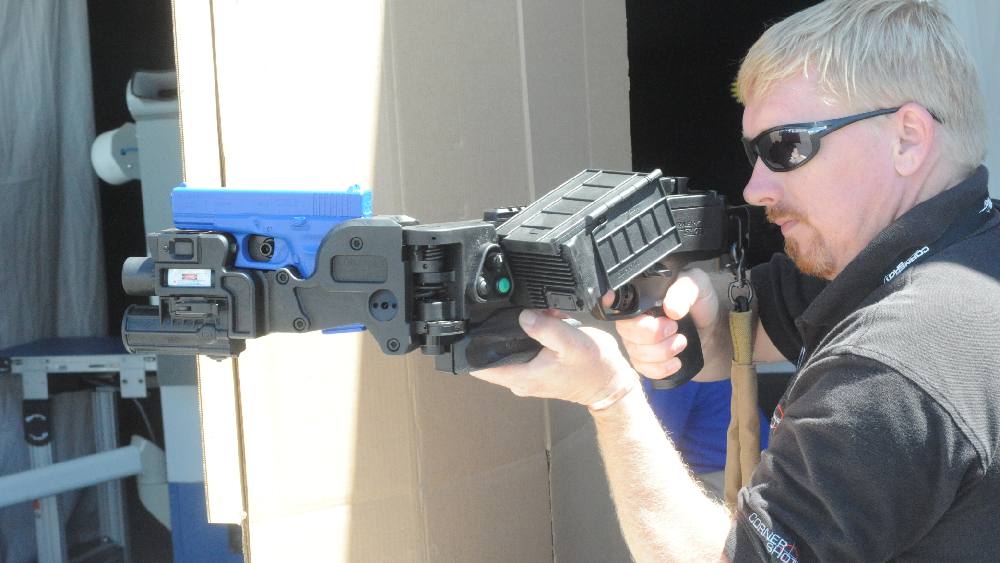 সাধারণত কর্নারশটে সেমি অটোমেটিক পিস্তল ব্যবহার করা হয়। তবে তা ছাড়া ৯X১৯এমএম পিস্তল, ৪০ এস অ্যান্ড ডব্লু, ৪৫ এসিপি এমনকি অ্যাসল্ট পিস্তল রাইফেল এবং গ্রেনেড লঞ্চারও ব্যবহার করা যায় কর্নারশটে।