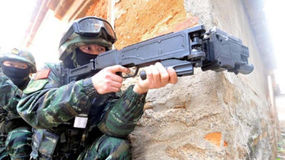 ২০০৩ সালে এই ‘অস্ত্র’ প্রথম তৈরি করেছিল ইজরায়েল। ইজরায়েলের এক সেনাকর্তা লেফটেন্যান্ট কর্নেল আমোস গোলান আধুনিক আড়াল-অস্ত্রের আবিষ্কার করেন। ‘অস্ত্র’ বানাতে ইজরায়েলকে অর্থ সাহায্য করেছিল আমেরিকা।