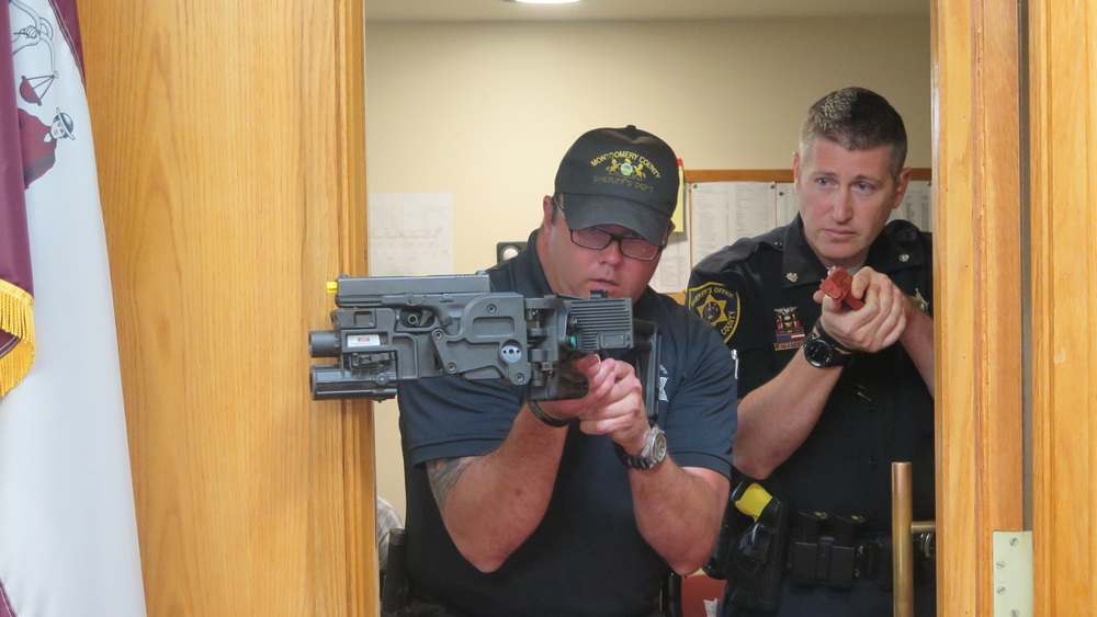 আড়ালে থেকে হামলা করা যায় বলেই সন্ত্রাসবাদীদের বিরুদ্ধে, বিশেষ করে পণবন্দি পরিস্থিতিতে বিশেষ কার্যকরী কর্নারশট।