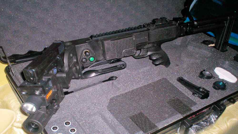 তবে কর্নারশট আসলে কোনও অস্ত্র নয়। একে অস্ত্রের অলঙ্কার বলা চলে। এমন অলঙ্কার যা অস্ত্রের সঙ্গে জুড়ে দিলে তা ব্যবহারকারীকে আড়ালে থাকতে সাহায্য করবে।