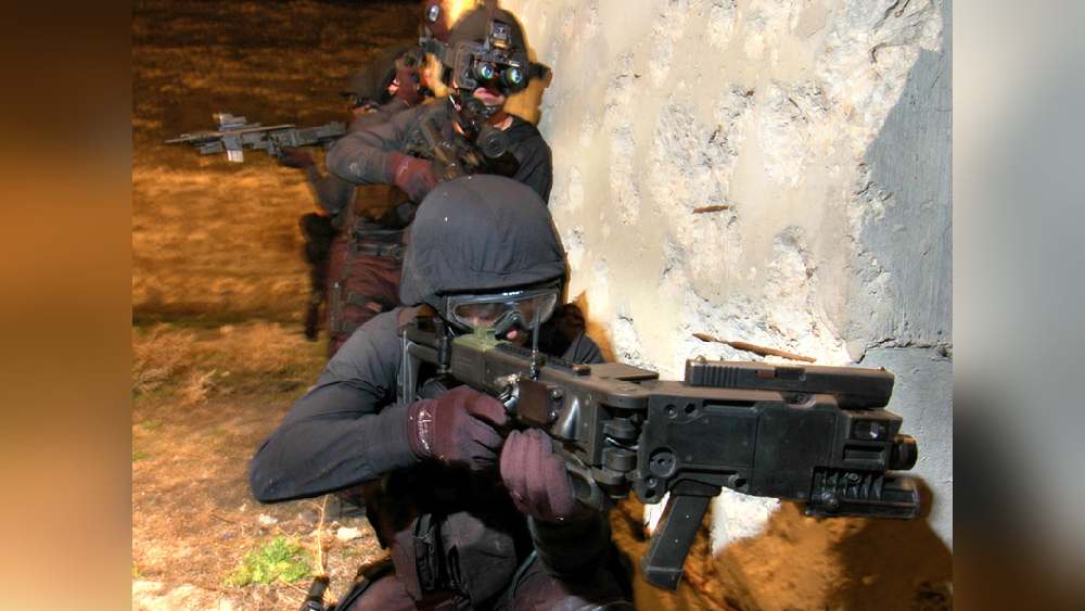 এর দৈর্ঘ্য ৩২.৬৭ ইঞ্চি। ওজন ৩.৮৬ কিলোগ্রাম। কর্নারশটের বিশেষত্ব হল এর সামনের দিকে অস্ত্র জুড়ে সেই অস্ত্র অনেকটা পিছন থেকে নিয়ন্ত্রণ করা যায়। অস্ত্রের মুখ ইচ্ছেমতো ঘোরানোও যায়।