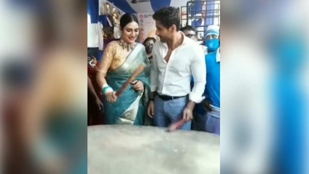 সেই ষষ্ঠীতে শুরু। ‘স্বামী’ যশ দাশগুপ্তকে পাশে নিয়ে জয়ঢাকে বোল তুললেন নুসরত জাহান। মেতে উঠল গোটা মণ্ডপ।