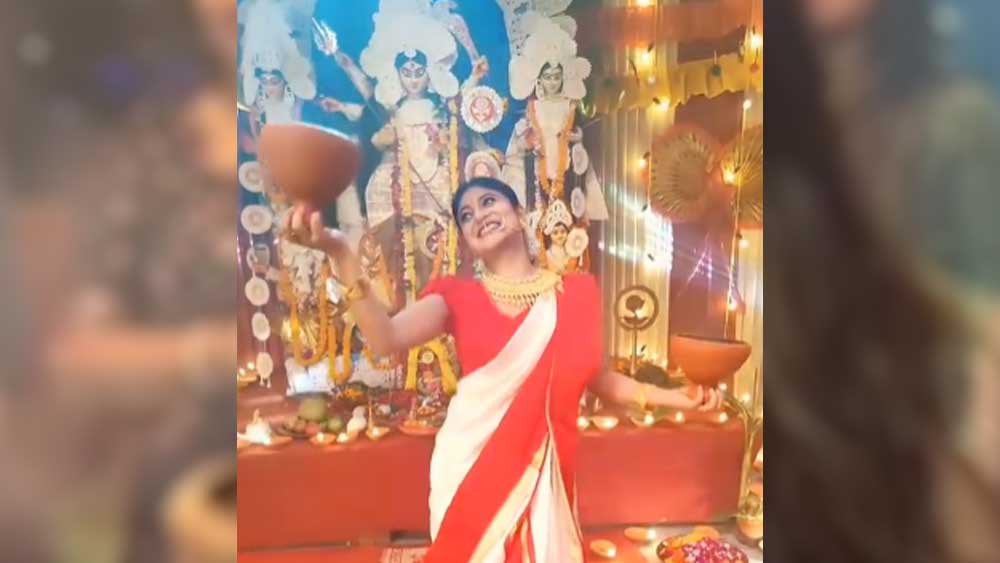 দশমীতে মায়ের সামনেই ধুনুচি হাতে নেমে পড়লেন সন্দীপ্তা সেনও। লালপেড়ে সাদা শাড়ি, ভারী সোনার হার। সাবেক সাজেই বাজিমাত অভিনেত্রীর।