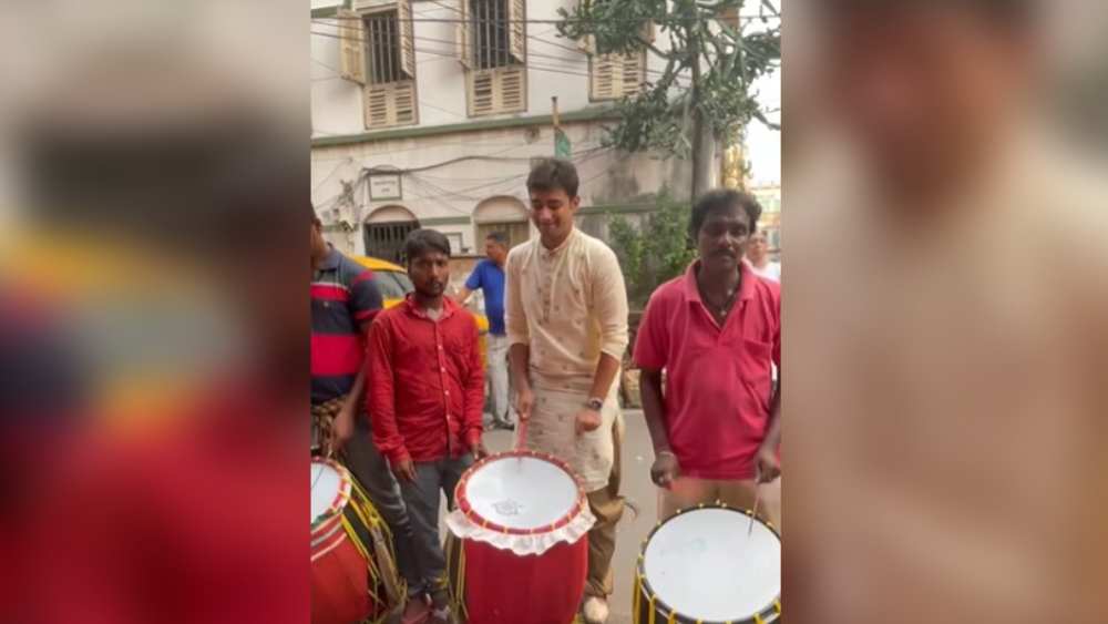 পুজোর ঢাক পেটালেন নিজেই। রাস্তায় নেমে ধুনুচি হাতেও উত্তাল নাচ। ঘিয়ে পাঞ্জাবী, ব্রোঞ্জ রঙা ধুতিতে পুরোদস্তুর ‘বাঙালি বাবু’ রাহুল দেব বসু।