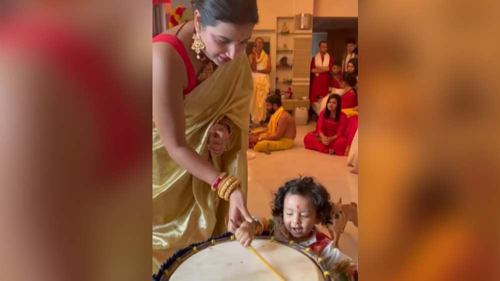 পুচকে হলে কী হবে, পিছিয়ে নেই মোটেই। ধুতি-পাঞ্জাবীতে ছোট্ট হাতেই ঢাকে কাঠি খুদে ‘তারকা’ ইউভানের। সঙ্গ দিলেন মা শুভশ্রীও।