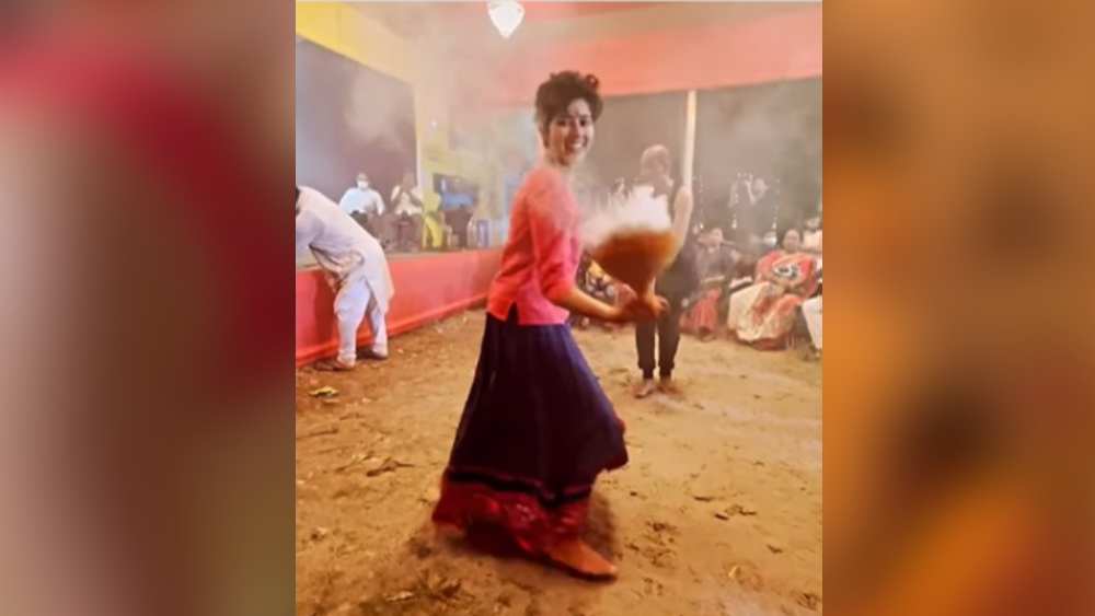 না-ই বা থাকুক শাড়ি, মনেই বঙ্গনারী! আধুনিকার সাজেই ধুনুচি নাচে সামিল দিতিপ্রিয়া। প্রথমে খানিক আড়ষ্ট, তার পরে পুরোদস্তুর জমিয়ে দিলেন ‘রানি রাসমণি’।