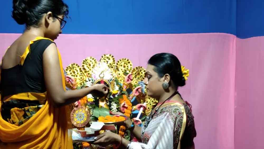 রূপান্তরকামী ববিও এ বার দেবী বরণ করেছেন তাঁর পাড়ার পুজোয়। মেতেছেন সিঁদুর খেলায়।