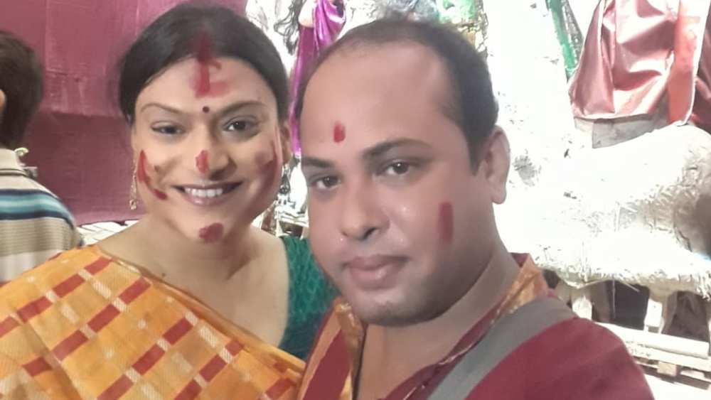 অনুরাগ বা দেব, কেউই এ বছর পুজোয় আলাদা করে প্রান্তিক যৌনতার মানুষদের সঙ্গে সিঁদুর খেলায় যোগ দেননি। কোনও গোষ্ঠীতেও আবদ্ধ থাকেননি তাঁরা। আনন্দে মেতেছেন সকলের সঙ্গেই।