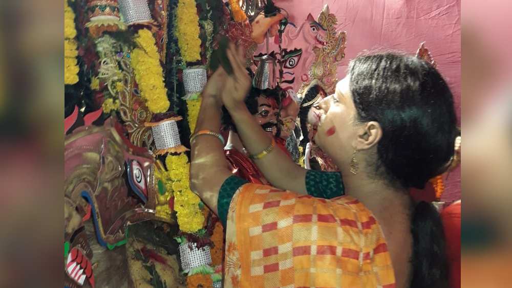 অনুরাগ বললেন, ‘‘ঠাকুর বরণ করতে একটু বাধো বাধো ঠেকত আগে। যদি কেউ কিছু বলে আমাদের! কিন্তু এ বার দেখলাম, মা মাসিরা নিজেরাই আমাদের ডেকে দেবী-বরণে নিয়ে গেলেন। আমি এবং আমার সমকামী বন্ধু দু’জনেই আপ্লুত।’’