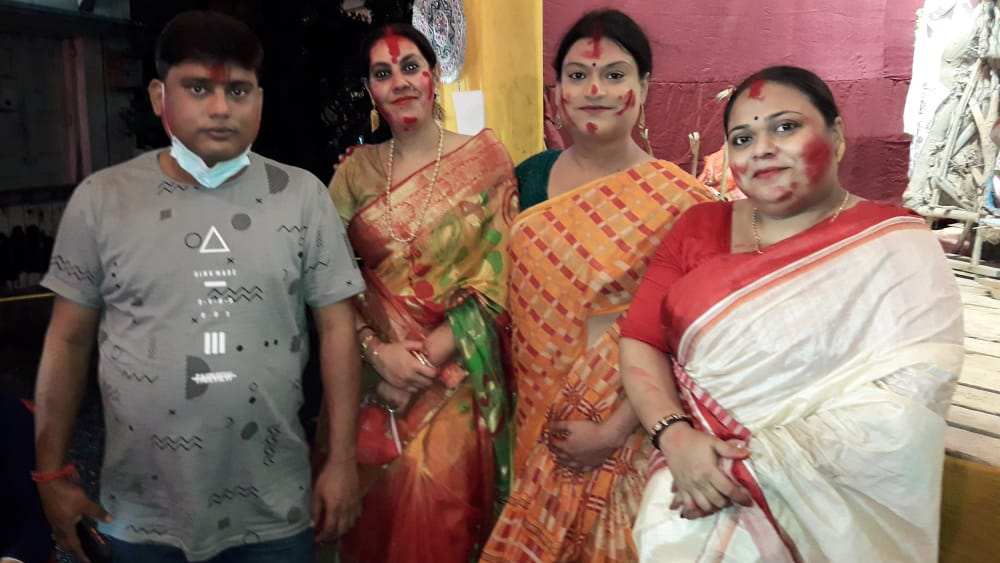 রূপান্তরকামীদের অধিকারের জন্য লড়াই করেন অনুরাগ মৈত্রী। নিজেও রূপান্তরকামী। বাড়ির কাছেই দক্ষিণ সিঁথি মিলন মেলা দুর্গোৎসবে ঠাকুর বরণ করেছেন অনুরাগ ও তাঁর সমকামী বন্ধু দেব।