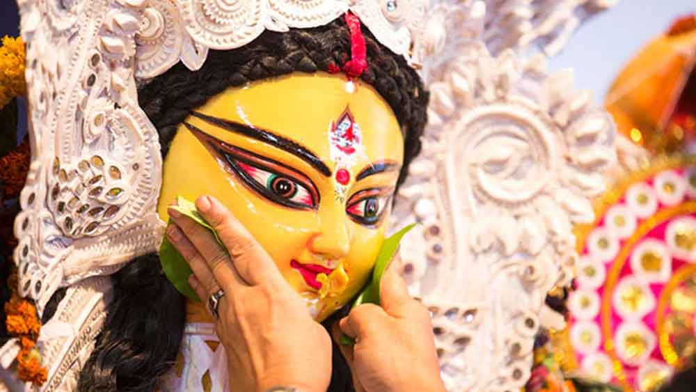 বরণ হোক বা সিঁদুর খেলা, আগমনী হোক বা বিসর্জন— মঙ্গলকামনায় অধিকার তো সকলের। নারী, পুরুষ বা তৃতীয় লিঙ্গ। সে বার্তারই সুর কলকাতার একাধিক পুজো মণ্ডপে।