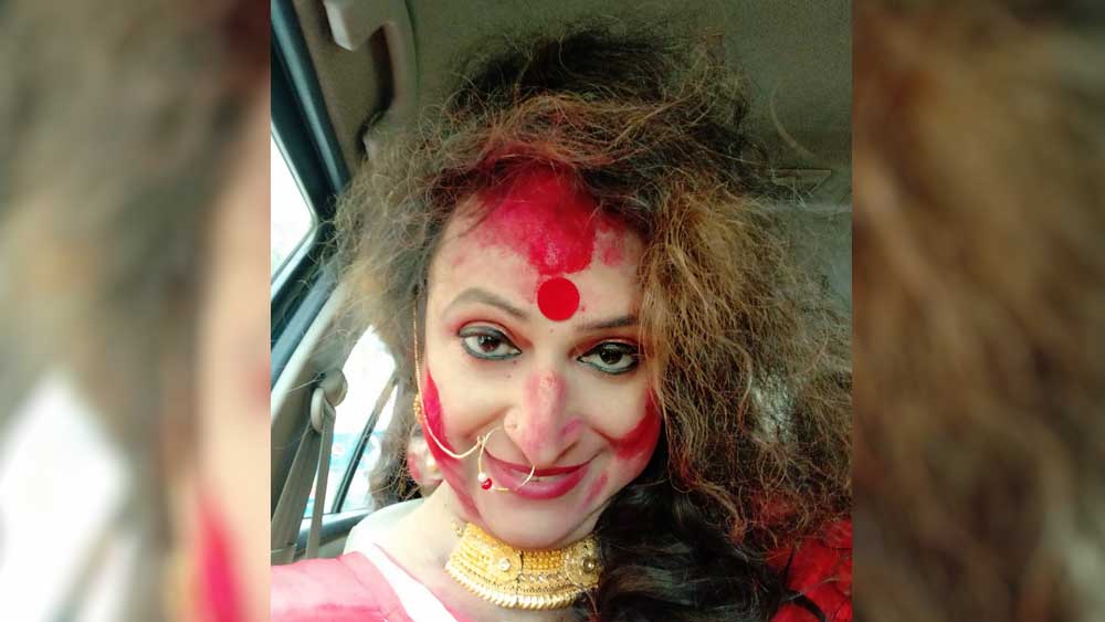 লিঙ্গের সীমারেখা পেরিয়ে তাই দেবী বরণ এবং সিঁদুর খেলায় রামধনুর রং। তাতেই রঙিন হল বিজয়া দশমী। বিক্ষিপ্ত ভাবে শহরের বিভিন্ন প্রান্তে সিঁদুর খেলায় মাতলেন রূপান্তরকামীরা। তৃতীয় লিঙ্গের অধ্যাপিকা মানবী বন্দ্যোপাধ্যায় সিঁদুরে রাঙা হয়েছেন। কিন্তু কলকাতায় নেই তিনি। ভেলোরে চিকিৎসা করাতে গিয়েছেন।