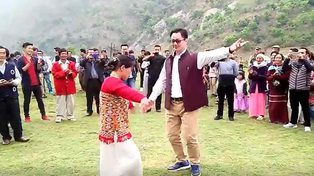 নৃত্যভঙ্গি: অরুণাচল প্রদেশে কিরেণ রিজিজুর নাচের দৃশ্য ইন্টারনেটে ভাইরাল।