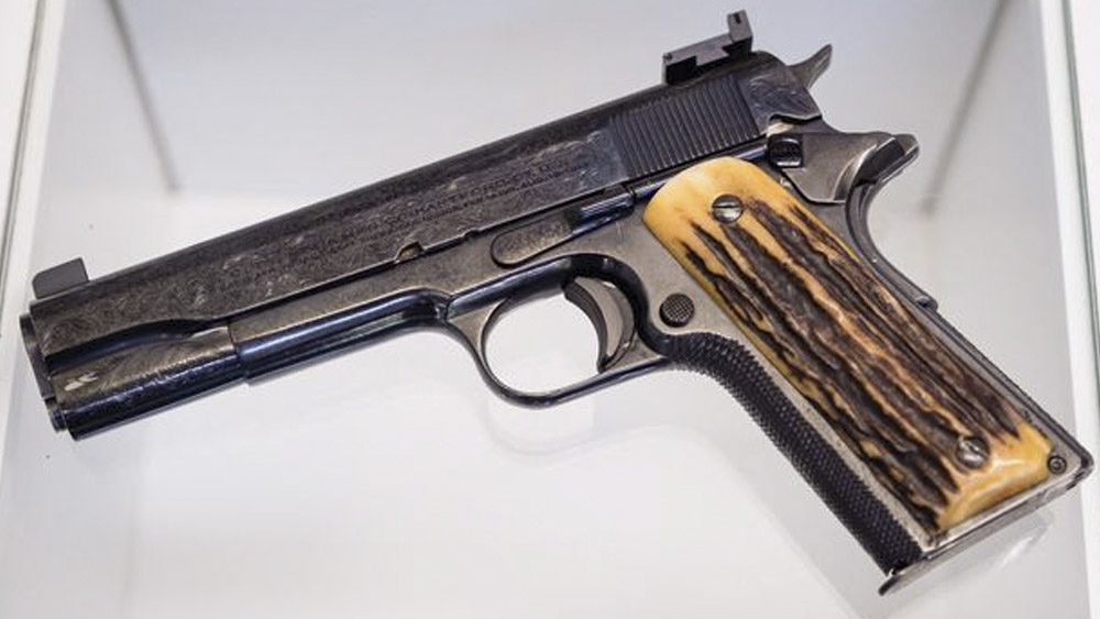 ‘কোল্ট ০.৩২’। এই রিভলভারের সঙ্গে বাঙালির পরিচয় ফেলুদার সূত্র ধরে। কিন্তু বাস্তবে একটা সাধারণ ‘কোল্ট .৪৫’ আগ্নেয়াস্ত্রের দাম যদি হয় কয়েক কোটি টাকা, অবাক হবেন? তা-ও আবার সেই আগ্নেয়াস্ত্রটি বহু ব্যবহারে জীর্ণ। সুঠাম ইস্পাতের তৈরি আগ্নেয়াস্ত্রের জায়গায় জায়গায় পাল্টা আঘাতের চিহ্ন। কোথাও ক্ষয়ে গিয়েছে কোথাও বা রয়ে গিয়েছে ঘসে যাওয়া দাগ। হাতলের কাঠের পালিশও রংচটা। আগ্নেয়াস্ত্রটি সম্প্রতি ১০ লক্ষ ডলার বা ভারতীয় মুদ্রায় প্রায় সাড়ে সাত কোটি টাকায় নিলামে কেনা হয়েছে।