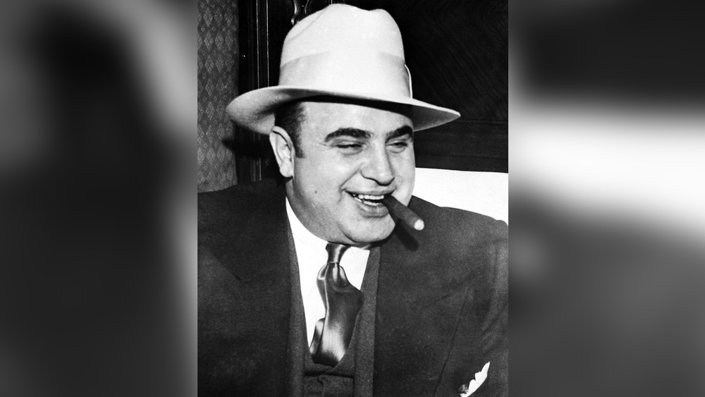 আল কাপোনের খ্যাতি বা বলা ভাল কুখ্যাতি এই যে তিনি বিশ্বের ভয়ঙ্করতম গ্যাংস্টারদের অন্যতম। তিনি ছিলেন ধনকুবের। স্রেফ তাঁর সঙ্গে সহযোগিতা না করায় একসঙ্গে শতাধিক মানুষকে খুন করেছেন। আবার কোটি ডলারের সম্পত্তির প্রতিটি পাই আনা বিলাসিতা, উপভোগ, সম্ভোগে ব্যয় করেছেন। 