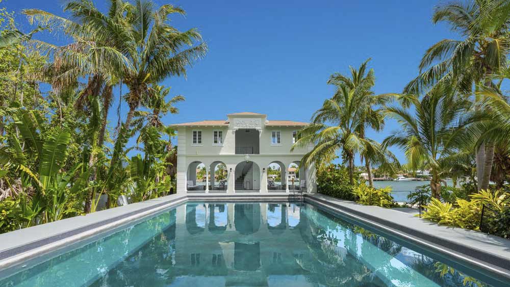 ভাল সিগার, ঝকঝকে স্যুট, কেতাদুরস্ত খাবার দাবার আর সুন্দরী নারীসঙ্গ— কাপোন ভাল থাকার কোনও উপায়কেই ব্রাত্য করে রাখেননি। বিলাসপ্রেমী কাপোন একটি প্রাসাদোপম বাড়িও কিনেছিলেন ফ্লোরিডার ছবির মতো সাজানো সৈকত মায়ামিতে।  সেই বাড়িও সম্প্রতি ১ কোটি ১৪ লক্ষ পাউন্ডে বিক্রি হয়েছে।