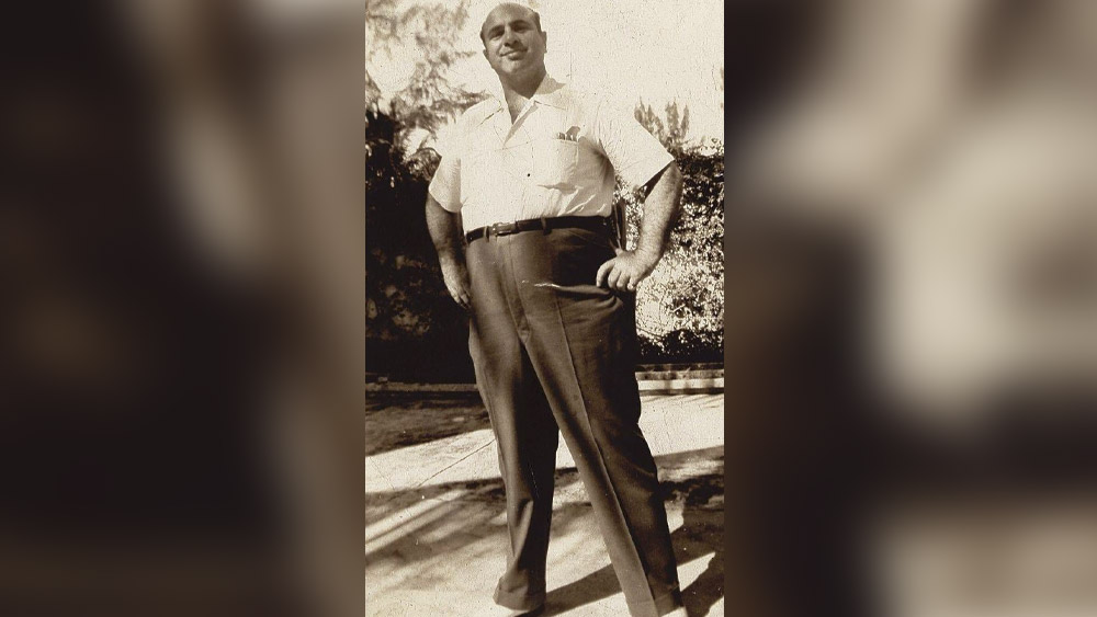 ১৭ বছর বয়স থেকেই অপরাধ জগতে হাতেখড়ি কাপোনের। তবে তার আগে মাত্র ১৪ বছর বয়সে স্কুল থেকে বহিষ্কৃত হন। বুদ্ধিমান ছাত্র কাপোন এক মহিলা শিক্ষিকার মুখে সজোর ঘুষি মেরেছিলেন। 