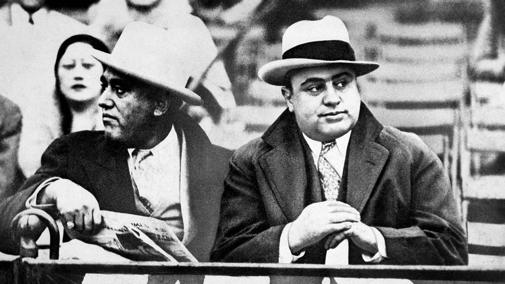 এর বছর খানেক পরেই স্থানীয় গুন্ডা বাহিনীর সঙ্গে ঘনিষ্ঠতা বাড়তে শুরু করে কাপোনের। সেই শুরু। ঠিক ন’বছরের মাথায় শিকাগোর সবচেয়ে কুখ্যাত গ্যাং-এর মাথা হয়ে যান কাপোন। তত দিনে তিনি একটি বেশ্যালয়ের রক্ষী হিসেবে কাজ করছেন, বেআইনি মদ বিক্রির চক্র ফেঁদে বসেছেন, মাদক পাচারে জড়িয়েছে তাঁর নাম। শিকাগোর গ্যাংস্টার সাম্রাজ্যের ভিত্তি ছিল ওই মাদক চক্র।