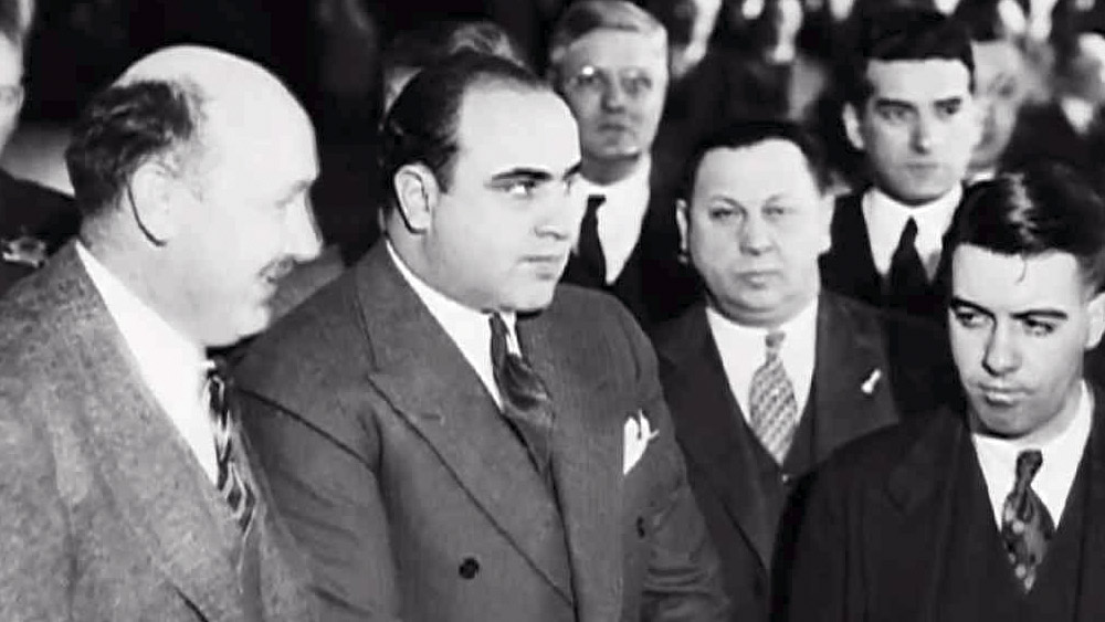 একটা সময় এতটাই প্রভাবশালী হয়ে ওঠেন কাপোন যে রাজনীতিবিদ থেকে পুলিশকর্তা, এমনকি তারকারাও তাঁর কথায় ওঠাবসা শুরু করেন। 