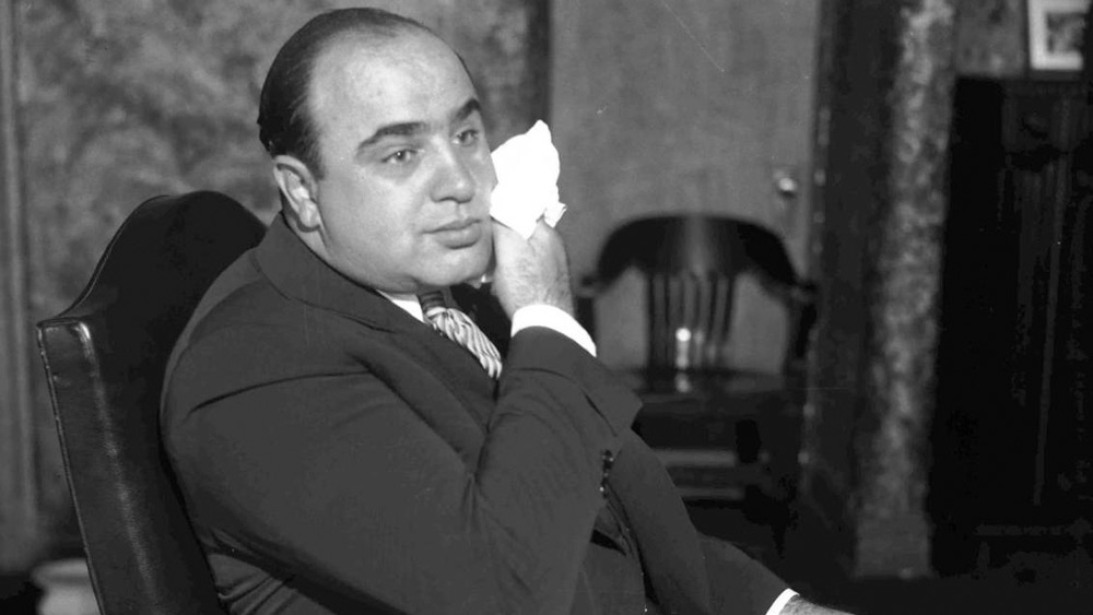 কথায় কথায় গুলি চালানো, শত্রুর চিহ্ন না রাখতে চাওয়া গ্যাংস্টারকে কেউ চটাতে চাইতেন না। কাপোনও সেই ‘ভয়’ আর ‘ভক্তি’ উপভোগ করতেন। 