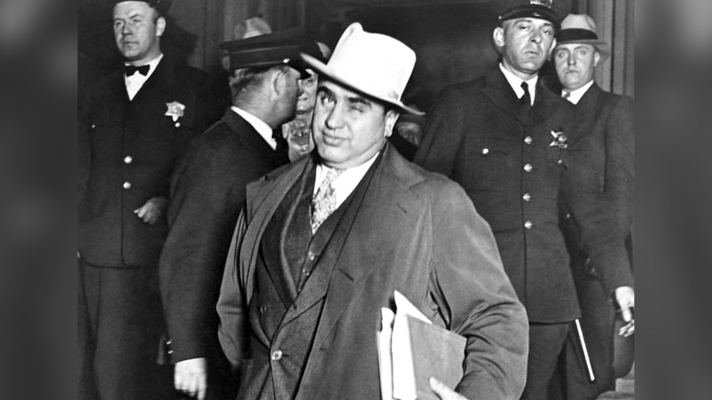 শোনা যায়, ১৯২৯ সালে সেন্ট ভ্যালেন্টাইন্স হত্যালীলার জন্য দায়ী ছিলেন কাপোনই। প্রতিপক্ষ গ্যাং-এর সাত জন সদস্যকে নৃশংস ভাবে গুলি করে খুন করা হয়েছিল। পুলিশ-রাজনীতিবিদদের হাতের মুঠোয় রাখায় কাপোনের উপর হত্যার দায় পড়েনি।