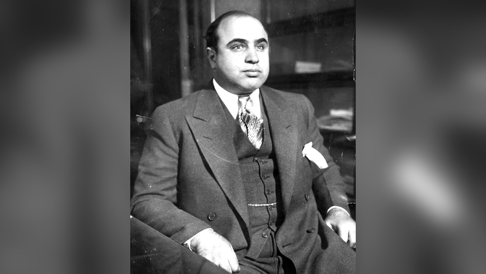 তবে খুনের দায়ে না পড়লেও কর ফাঁকির দায়ে পড়েন কাপোন। খুন, রাহাজানি, তোলাবাজি, সংঘর্ষ, নারীপাচার, বেআইনি মদের এবং মাদকের কারবার— কোনও অপরাধই বাদ দেননি। কিন্তু সেই কাপোন অপরাধী প্রমাণিত হন কর ফাঁকি দিয়ে। তাঁকে দ্বীপান্তরে আলকাটারেজের কারাগারে পাঠানো হয়। 