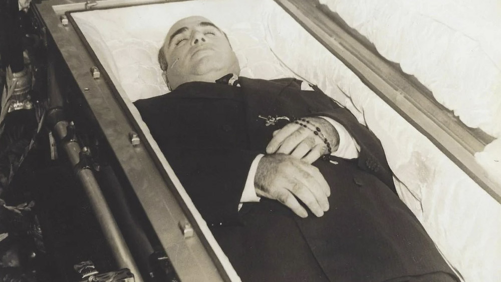 ১৯৩৯ সালে সিফিলিসে আক্রান্ত হন কাপোন। অসুস্থ গ্যাংস্টারকে জেল থেকে ছেড়ে দেওয়া হয়। তার আট বছর পর মাত্র ৪৮ বছর বয়সে মায়ামির বাড়িতে মারা যান এক সময়ের ভয়ঙ্কর গ্যাংস্টার। 