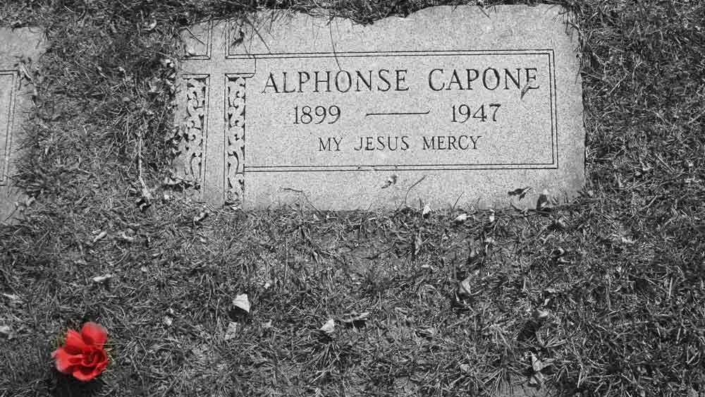 কাপোনের বিপুল আর্থিক সম্পদ নিয়ে নানা কাহিনি চালু ছিল। তবে সেই বিপুল সম্পদ তিনি কোথায় রেখেছেন, তা একমাত্র তিনিই জানতেন। 